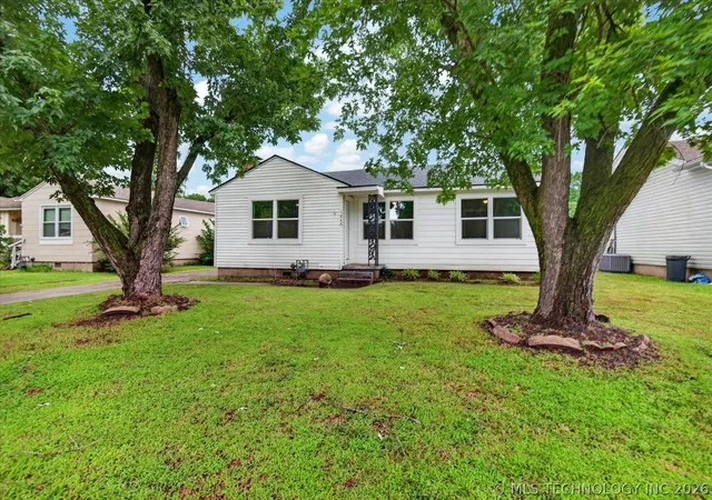 Homes for sale in Bartlesville, OK | 1860 S Armstrong Ave, Bartlesville, OK 74003 | MLS# 2620383