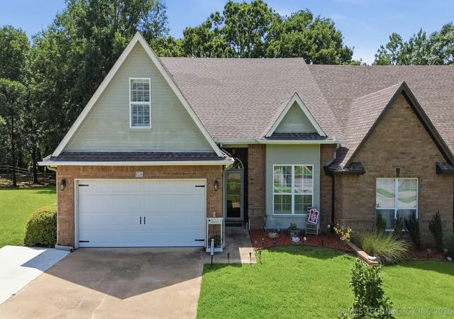 Photo 5 of Townhouse for sale at 3917 State College Dr, Muskogee, OK 74403 | MLS# 2623312 | Listing updated on 2026-08-20