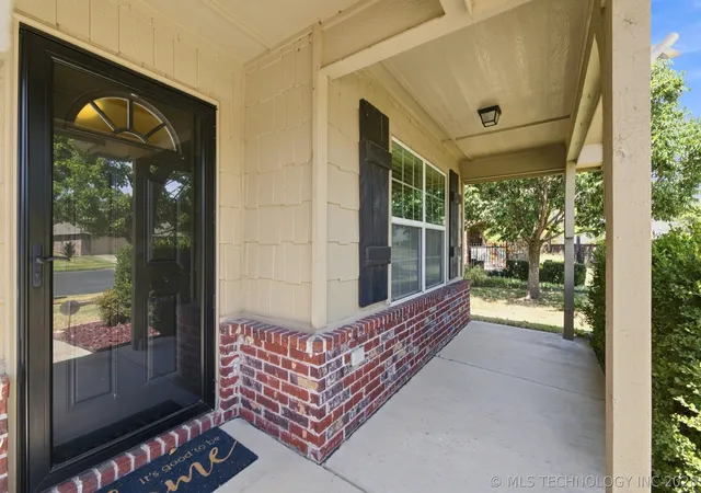 Photo 2 of Sale Pending at 10586 N 121st Eastavenue, Owasso, OK 74055 | MLS# 2614263 | Listing updated on 2026-09-01