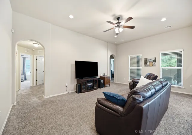 Photo 4 of Sale Pending at 10586 N 121st Eastavenue, Owasso, OK 74055 | MLS# 2614263 | Listing updated on 2026-09-01