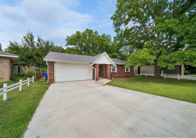 Homes for sale in Broken Arrow, OK | 1605 S Pine Ave, Broken Arrow, OK 74012 | MLS# 2623190