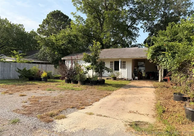 Photo 3 of Single family home for sale at 1419 W Locust, Durant, OK 74701 | MLS# 2623398 | Listing updated on 2026-08-27
