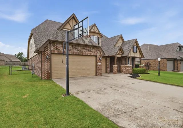 Photo 3 of Single family home for sale at 10104 N 142nd Avenue E, Owasso, OK 74055 | MLS# 2623383 | Listing updated on 2026-08-20