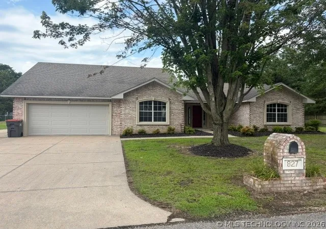 Homes for sale in Grove, OK | 827 Chatsworth Dr, Grove, OK 74344 | MLS# 2623439