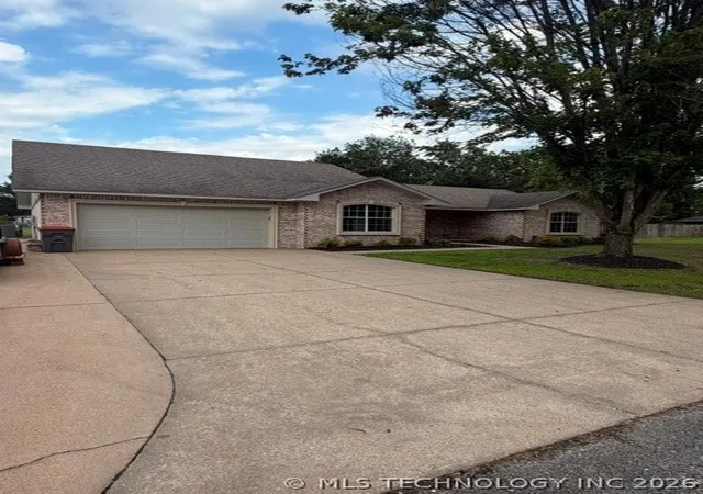 Homes for sale in Grove, OK | 827 Chatsworth Dr, Grove, OK 74344 | MLS# 2623439