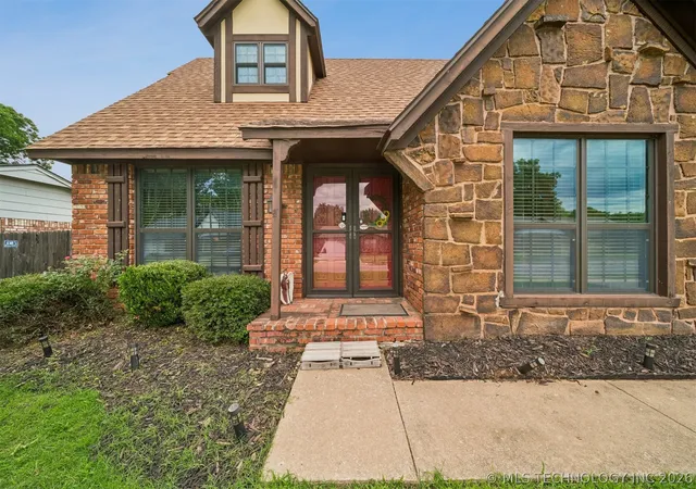 Homes for sale in Jenks, OK | 1011 N Forest Pl, Jenks, OK 74037 | MLS# 2623445