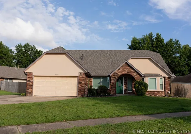 Homes for sale in Broken Arrow, OK | 2805 W Dallas St, Broken Arrow, OK 74012 | MLS# 2623263