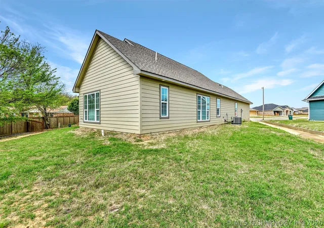5th image of 1178 Wild Indigo Cir, Calera, OK 74730 | MLS# 2623501