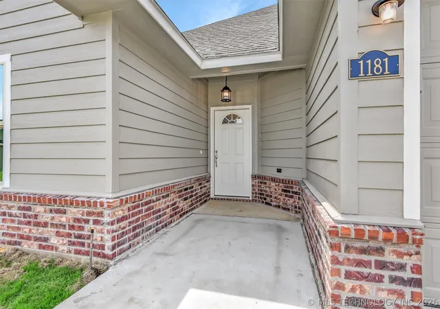 3rd image of 1181 Wild Indigo Cir, Calera, OK 74730 | MLS# 2623502