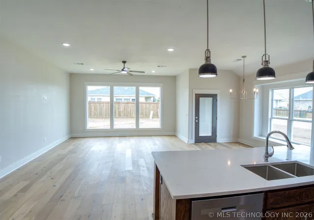 5th image of 1197 Wild Indigo Cir, Calera, OK 74730 | MLS# 2623503