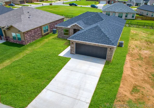 3rd image of 1190 Wild Indigo Cir, Calera, OK 74730 | MLS# 2623504