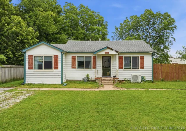 Photo 3 of Single family home for sale at 1011 Wesley Dr, Broken Arrow, OK 74012 | MLS# 2623243 | Listing updated on 2026-08-20