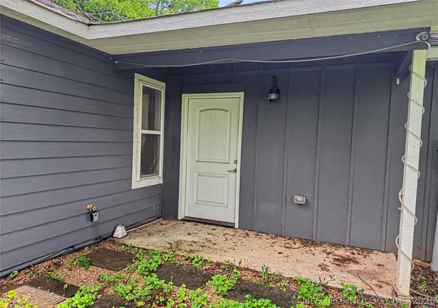 Photo 2 of Sale Pending at 404 E Cottonwood Ave, Fort Gibson, OK 74434 | MLS# 2623580 | Listing updated on 2026-08-20