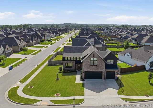 Photo 3 of Sale Pending at 12722 S Maplewood Ave E, Bixby, OK 74008 | MLS# 2623632 | Listing updated on 2026-08-27