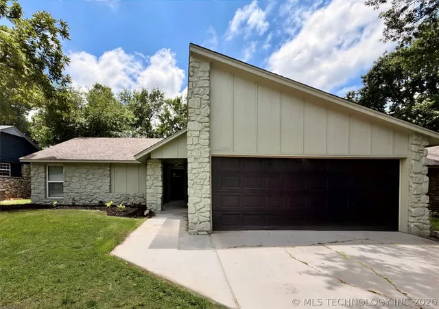 Homes for sale in Broken Arrow, OK | 829 W Boston St, Broken Arrow, OK 74012 | MLS# 2623611