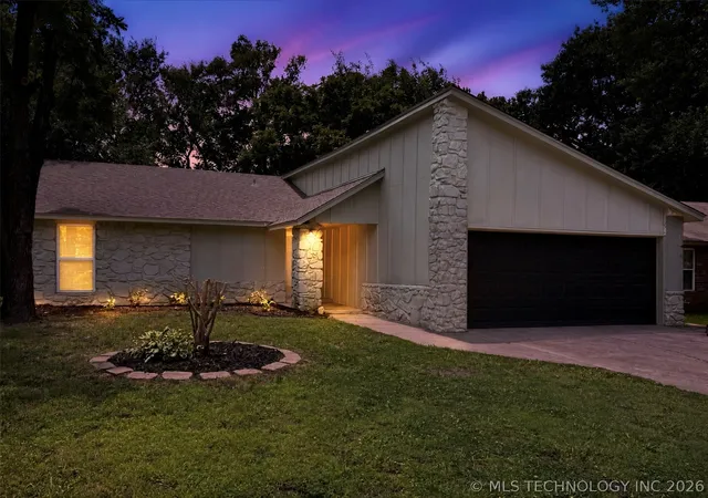Homes for sale in Broken Arrow, OK | 829 W Boston St, Broken Arrow, OK 74012 | MLS# 2623611