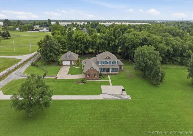Photo 3 of Single family home for sale at 7952 N 71st Eastavenue, Owasso, OK 74055 | MLS# 2622438 | Listing updated on 2026-06-29