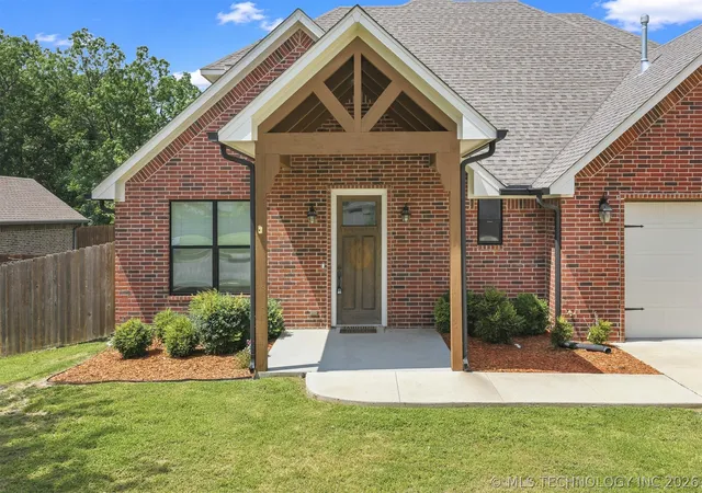 2nd image of 1707 Warwick Cir, Ardmore, OK 73401 | MLS# 2623690