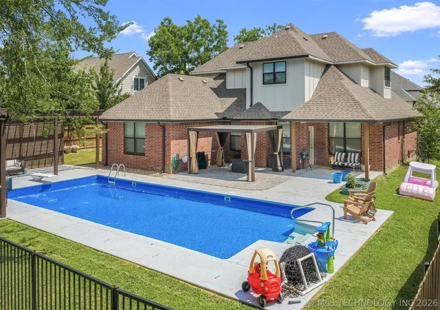 3rd image of 1707 Warwick Cir, Ardmore, OK 73401 | MLS# 2623690