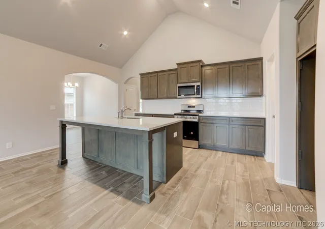 Photo 3 of Single family home for sale at 2025 W Huntsville Pl, Broken Arrow, OK 74011 | MLS# 2623248 | Listing updated on 2026-10-29
