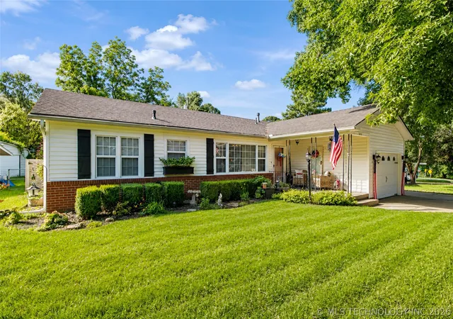 Homes for sale in Okmulgee, OK | 420 E 19th St, Okmulgee, OK 74447 | MLS# 2623824
