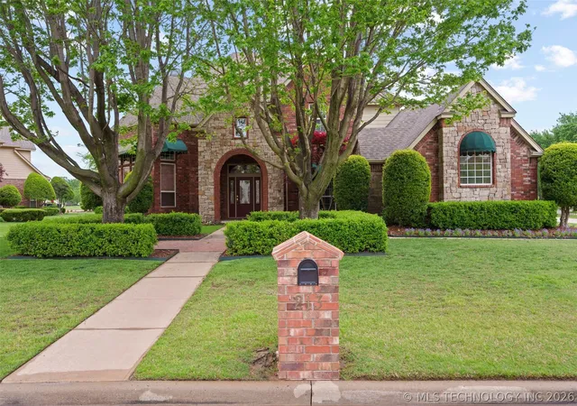 Photo 2 of Single family home for sale at 213 Ashton Dr, Broken Arrow, OK 74014 | MLS# 2624082 | Listing updated on 2026-08-20