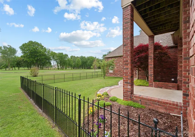 Photo 3 of Single family home for sale at 213 Ashton Dr, Broken Arrow, OK 74014 | MLS# 2624082 | Listing updated on 2026-08-20