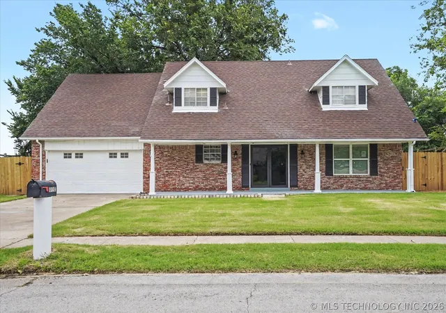 Homes for sale in Jenks, OK | 1009 N Forest Pl, Jenks, OK 74037 | MLS# 2623489