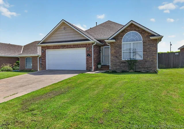 Homes for sale in Bartlesville, OK | 446 Ne Debell Ave, Bartlesville, OK 74006 | MLS# 2623918