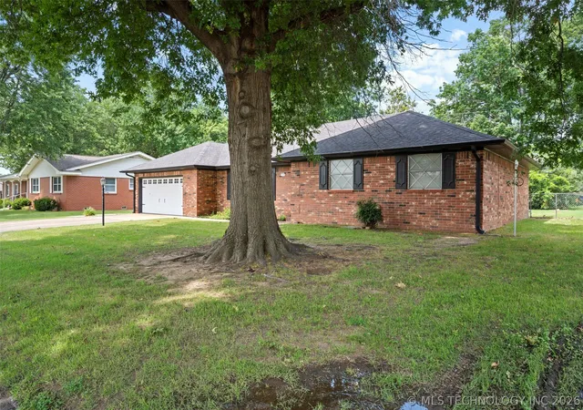 Photo 3 of Single family home for sale at 318 Sunset Dr, Vinita, OK 74301 | MLS# 2624116 | Listing updated on 2026-08-20