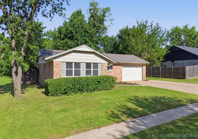 Photo 3 of Sale Pending at 1404 N Cedar St, Owasso, OK 74055 | MLS# 2624139 | Listing updated on 2026-08-20