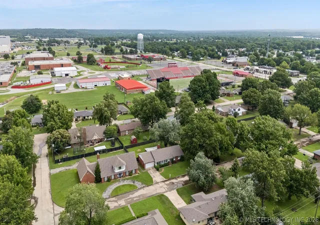 Homes for sale in Claremore, OK | 306 E 16th St, Claremore, OK 74017 | MLS# 2623224
