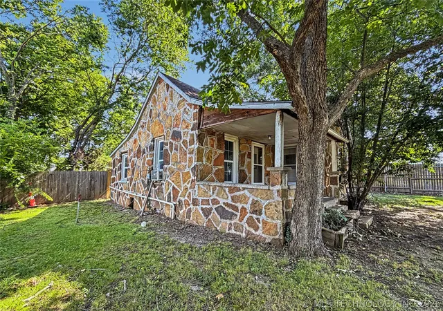 Homes for sale in Tahlequah, OK | 301 Goingsnake St, Tahlequah, OK 74464 | MLS# 2624237