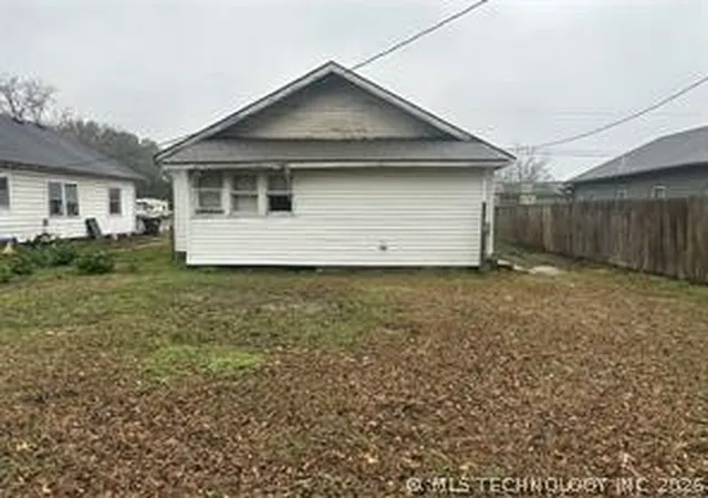 Homes for sale in Okmulgee, OK | 812 W 6th St, Okmulgee, OK 74447 | MLS# 2623443