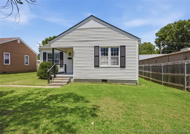 Homes for sale in Muskogee, OK | 2304 E Broadway Ave, Muskogee, OK 74403 | MLS# 2624210
