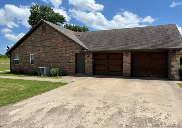 Homes for sale in Okmulgee, OK | 14260 N 270 Rd, Okmulgee, OK 74447 | MLS# 2624417