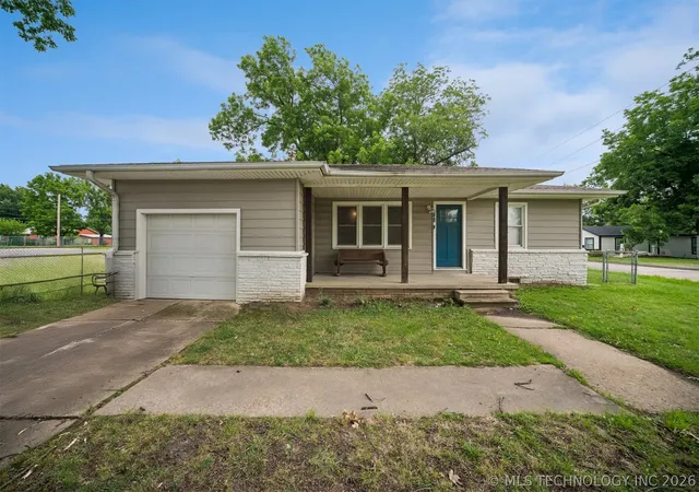Photo 2 of Single family home for sale at 201 N Elliott St, Pryor, OK 74361 | MLS# 2623252 | Listing updated on 2026-10-06
