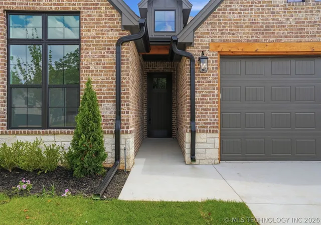 Photo 2 of Single family home for sale at 1563 S Hickory Cir, Broken Arrow, OK 74012 | MLS# 2622235 | Listing updated on 2026-07-31