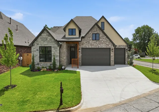Photo 1 of Single family home for sale at 812 W Urbana St S, Broken Arrow, OK 74012 | MLS# 2622034 | Listing updated on 2026-07-31