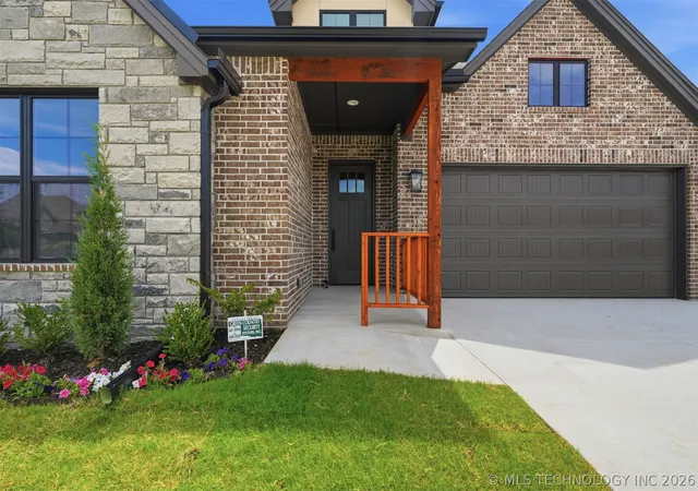 Photo 2 of Single family home for sale at 812 W Urbana St S, Broken Arrow, OK 74012 | MLS# 2622034 | Listing updated on 2026-07-31