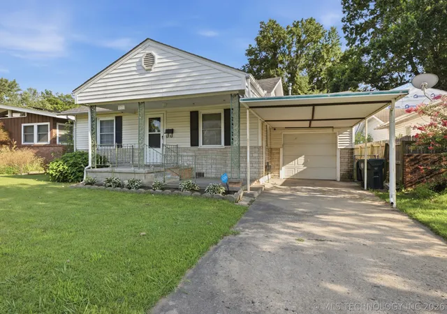 Homes for sale in Muskogee, OK | 2121 E Broadway St, Muskogee, OK 74403 | MLS# 2624659