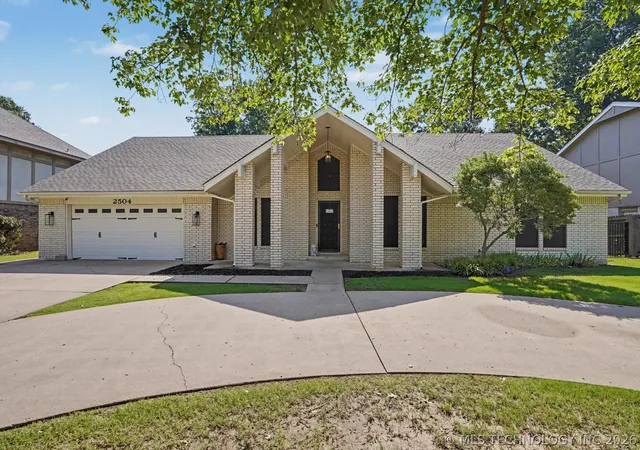 Photo 1 of Single family home for sale at 2504 Fort Davis Dr, Muskogee, OK 74403 | MLS# 2624774 | Listing updated on 2026-08-24