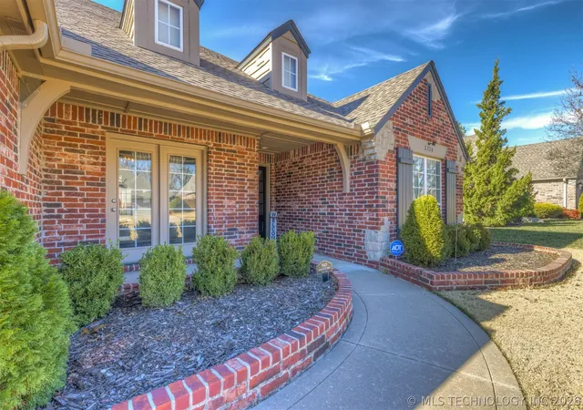 Photo 3 of Single family home for sale at 2324 S Kalanchoe Ave, Broken Arrow, OK 74012 | MLS# 2624682 | Listing updated on 2026-08-20