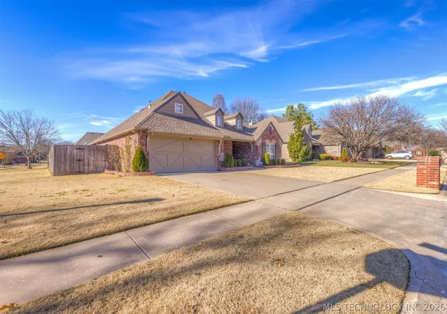 Photo 3 of Single family home for sale at 2324 S Kalanchoe Ave, Broken Arrow, OK 74012 | MLS# 2624682 | Listing updated on 2026-08-20