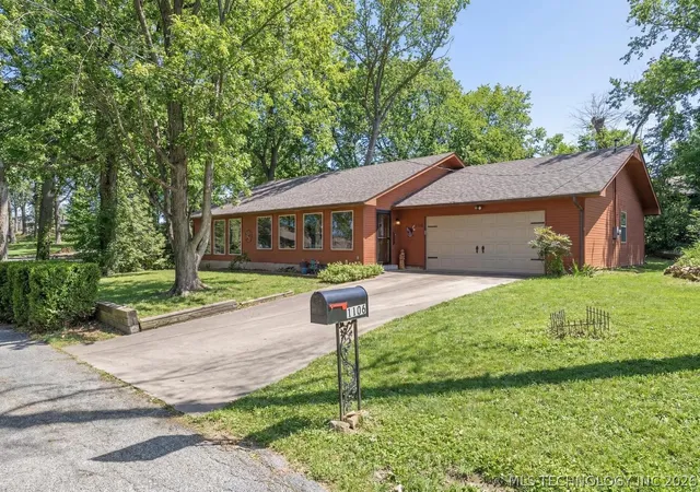 2nd image of 1106 Red Bud Dr, Grove, OK 74344 | MLS# 2619729