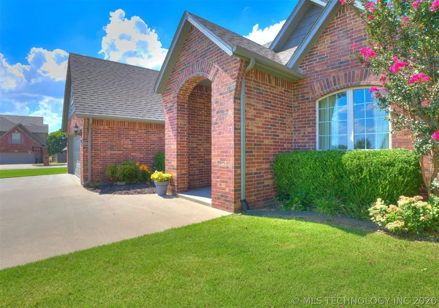 Photo 4 of Single family home for sale at 1320 W Dover St, Broken Arrow, OK 74012 | MLS# 2624789 | Listing updated on 2026-08-20