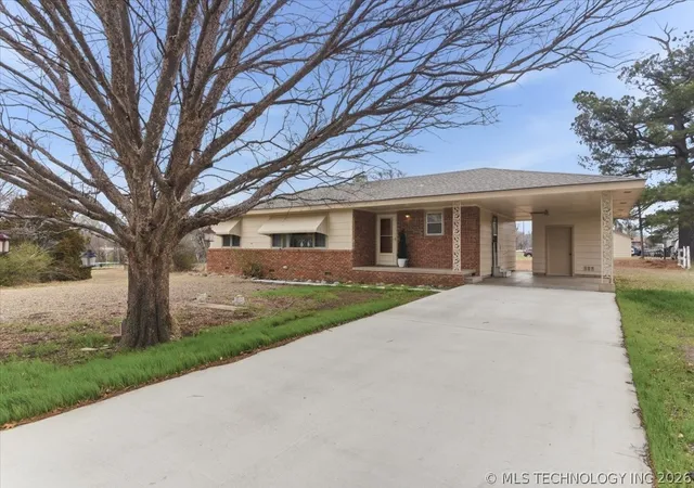 1st image of 902 S Lake Rd, Henryetta, OK 74437 | MLS# 2624734
