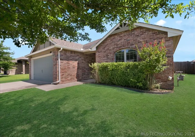 Photo 3 of Sale Pending at 1110 E 146th Court S, Glenpool, OK 74033 | MLS# 2624890 | Listing updated on 2026-08-21