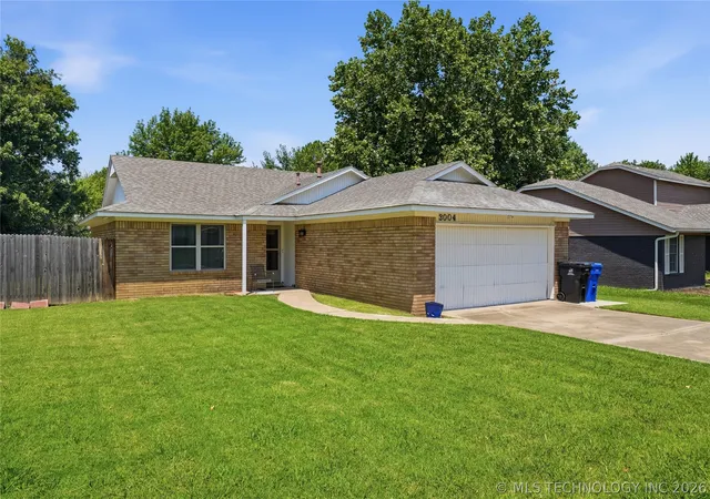Photo 1 of Sale Pending at 3004 S Oak Ave, Broken Arrow, OK 74012 | MLS# 2625041 | Listing updated on 2026-09-28