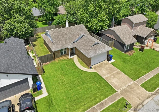Photo 2 of Sale Pending at 3004 S Oak Ave, Broken Arrow, OK 74012 | MLS# 2625041 | Listing updated on 2026-09-28